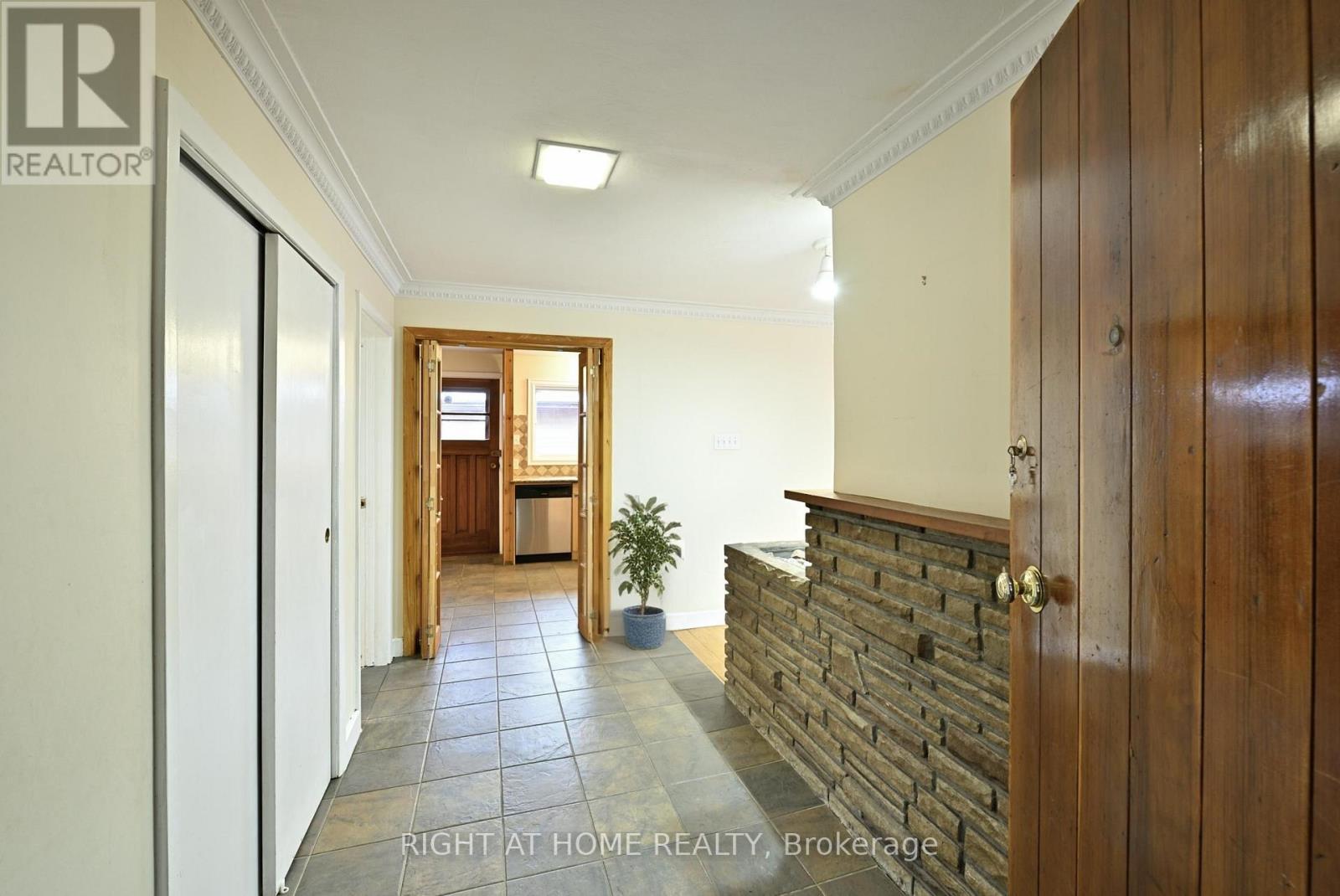 356 Summit Avenue, Ottawa, Ontario  K1H 5Z9 - Photo 2 - X12466957