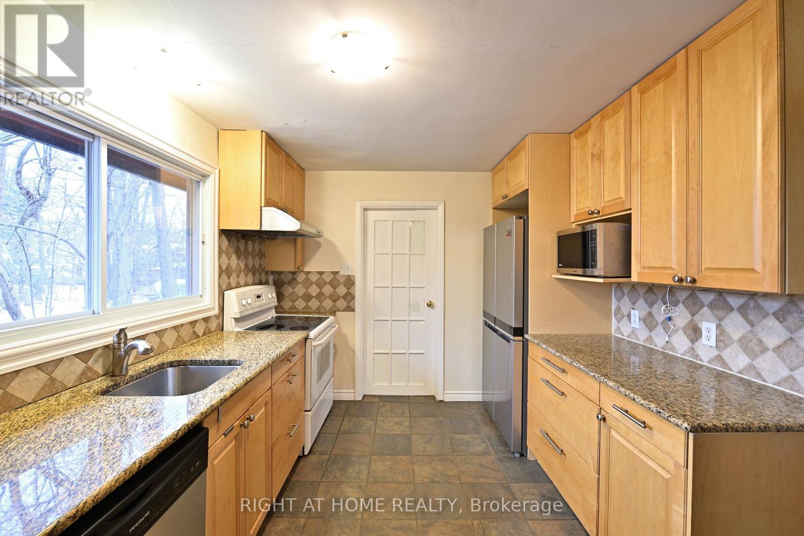 356 Summit Avenue, Ottawa, Ontario  K1H 5Z9 - Photo 6 - X12466957