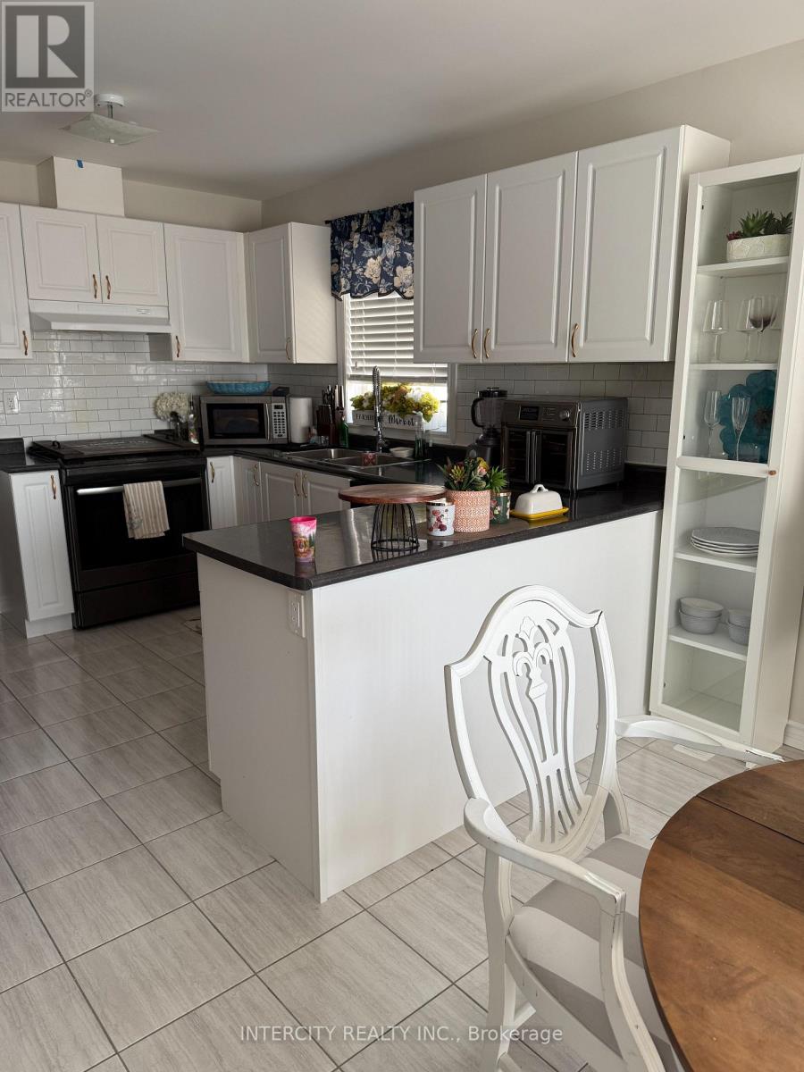 58 Todd Crescent, Southgate, Ontario  N0C 1B0 - Photo 4 - X12466925