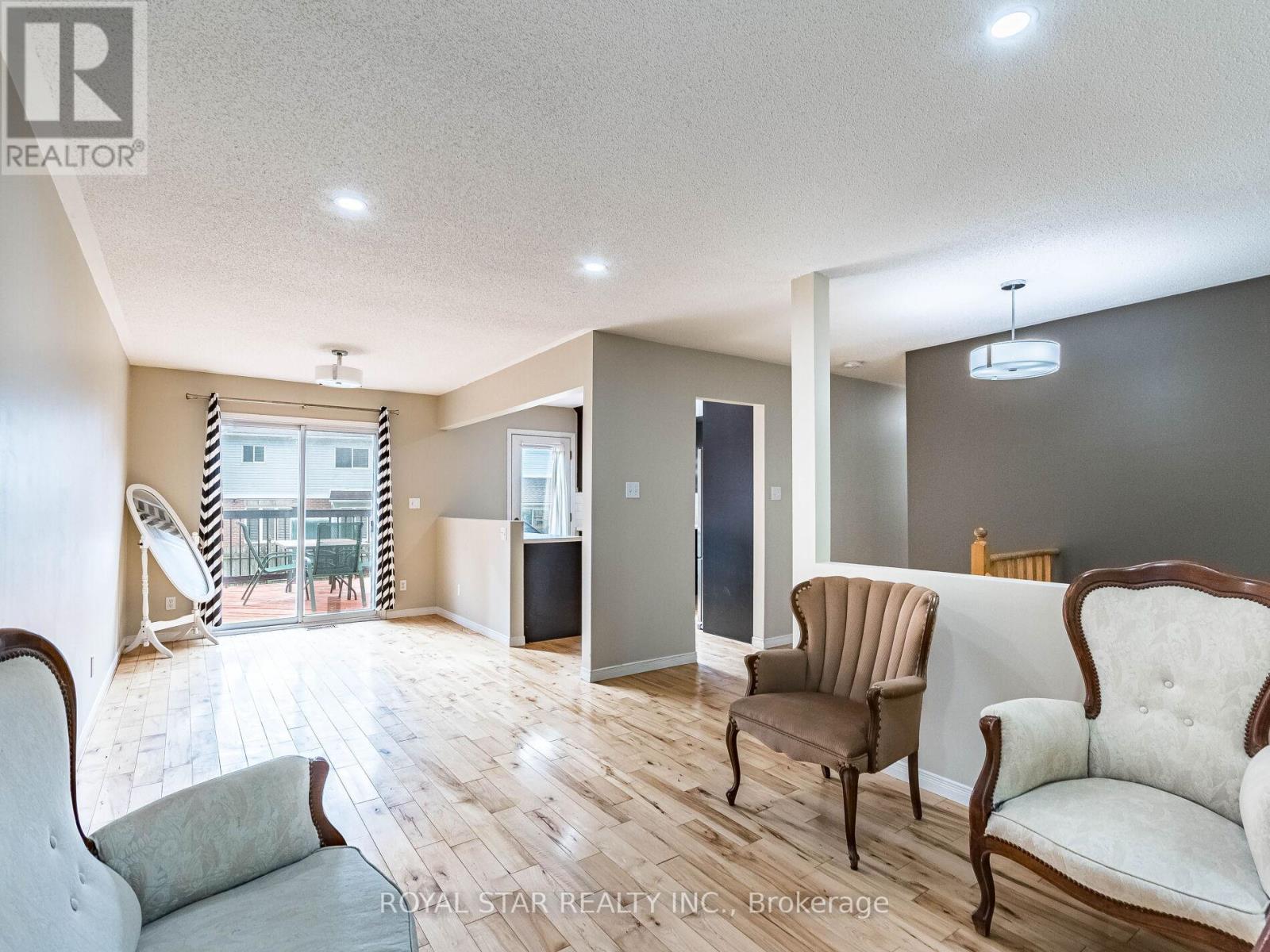 18 Woodside Square, Pelham, Ontario  L0S 1E4 - Photo 12 - X12466933