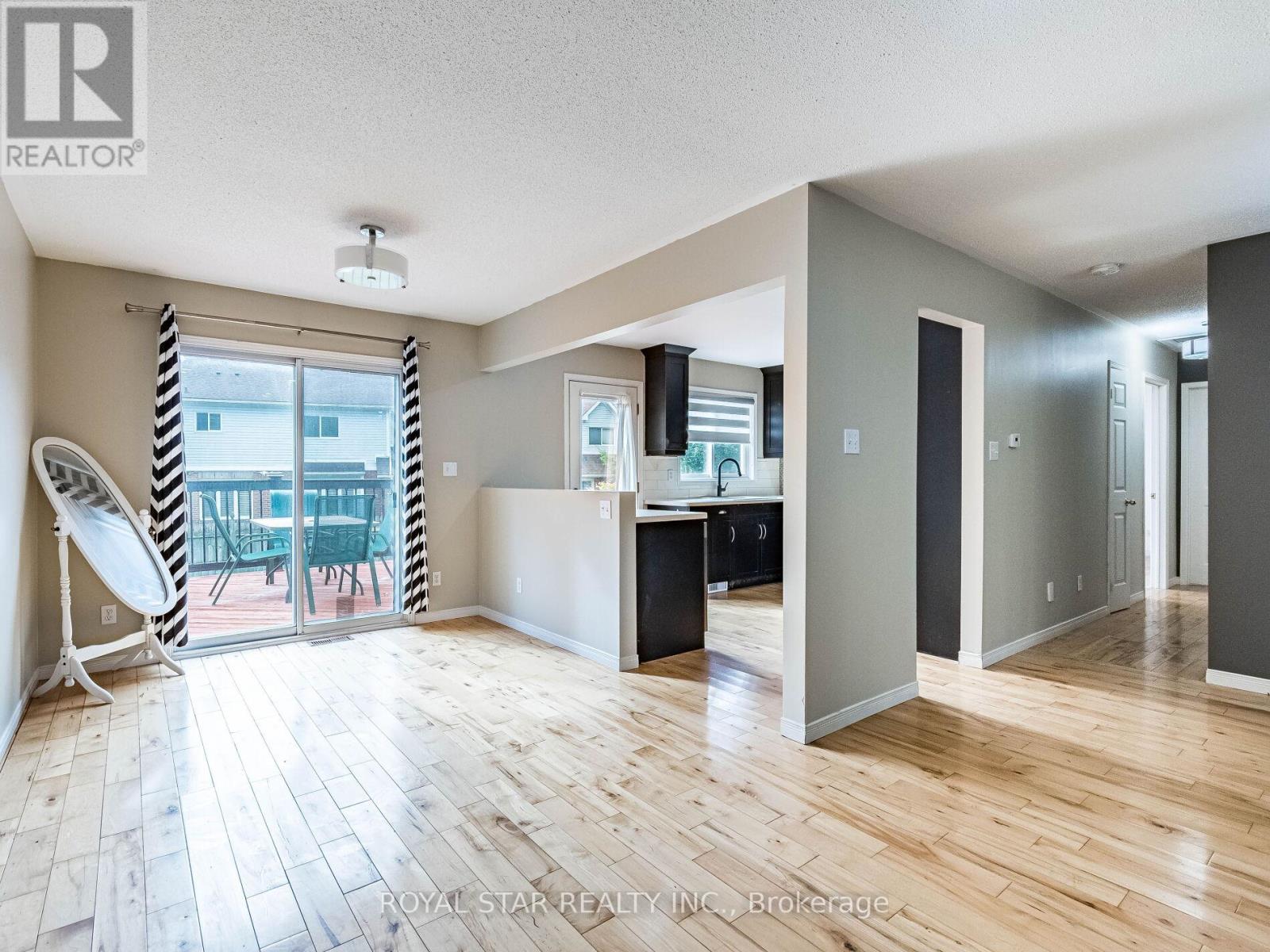 18 Woodside Square, Pelham, Ontario  L0S 1E4 - Photo 13 - X12466933