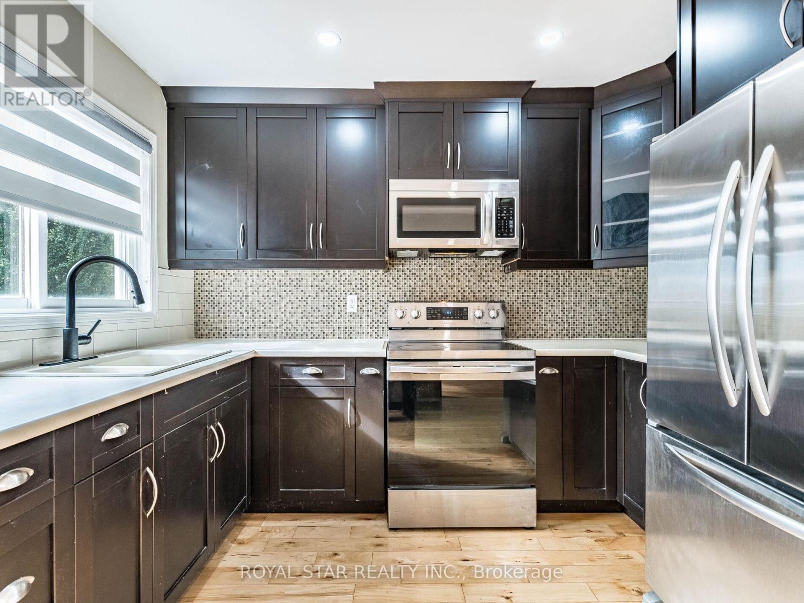 18 Woodside Square, Pelham, Ontario  L0S 1E4 - Photo 15 - X12466933