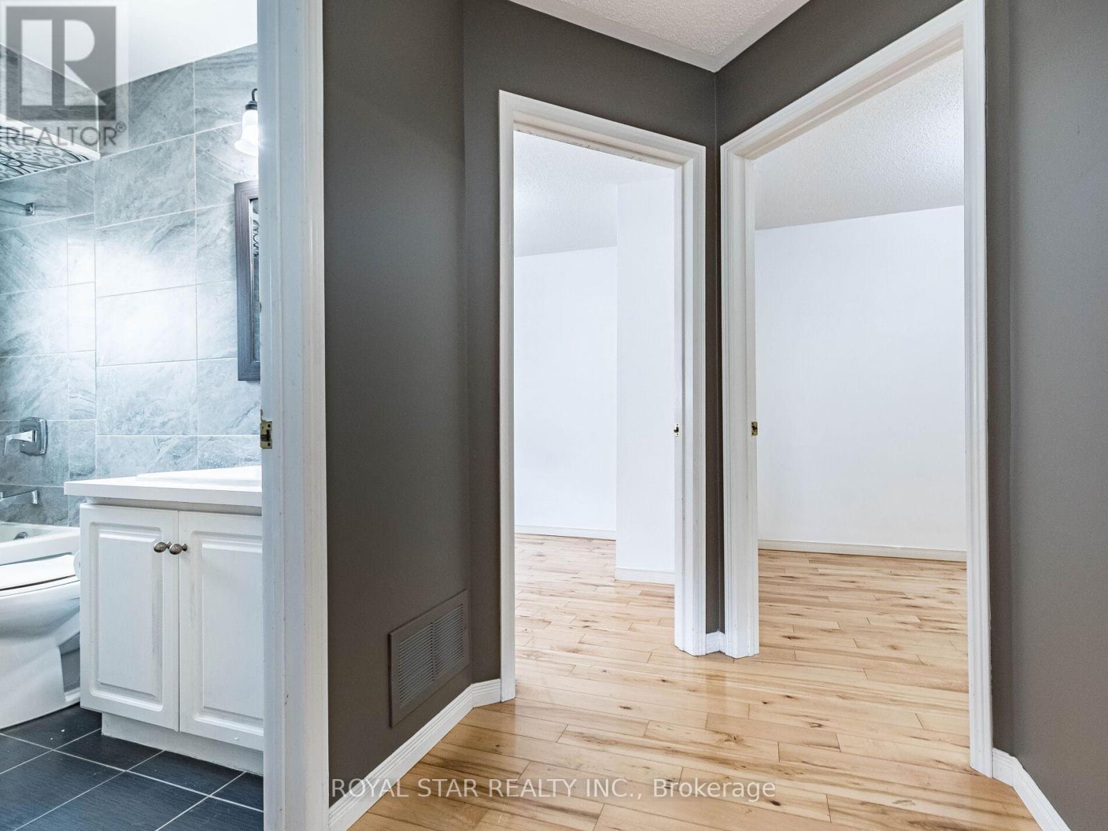 18 Woodside Square, Pelham, Ontario  L0S 1E4 - Photo 20 - X12466933