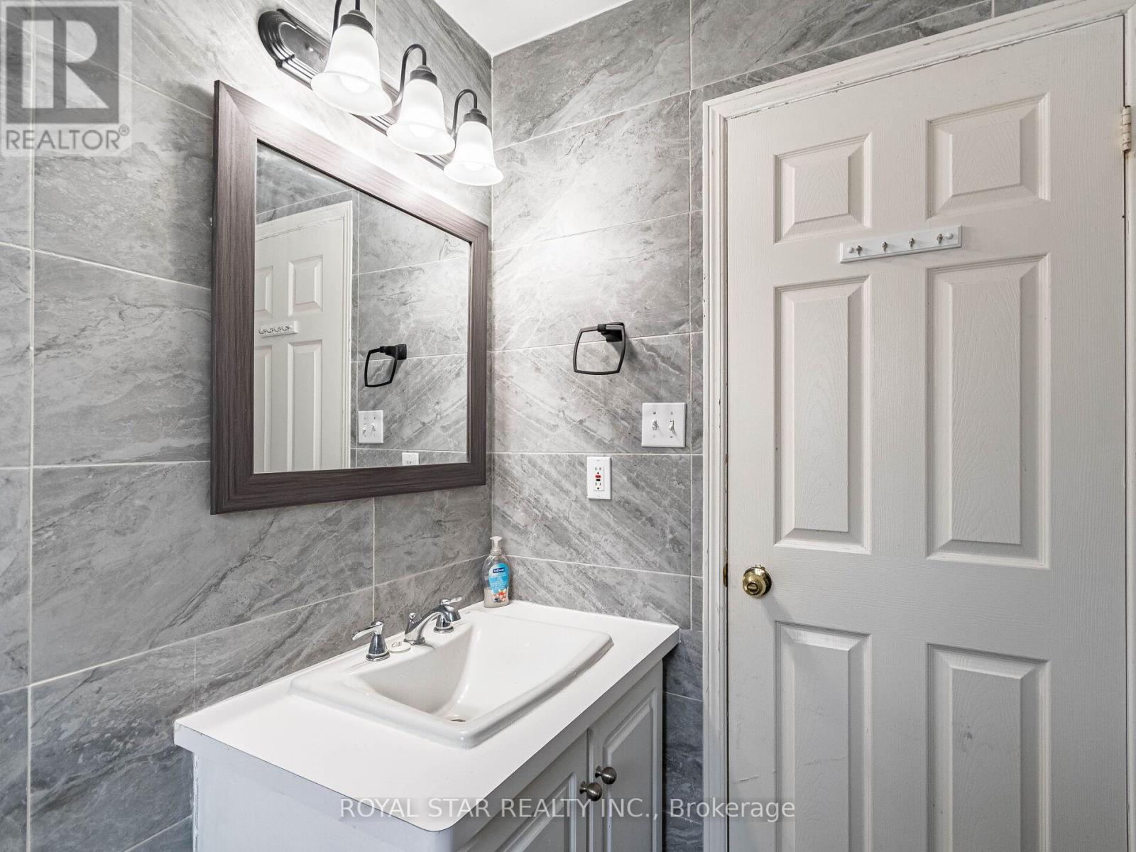 18 Woodside Square, Pelham, Ontario  L0S 1E4 - Photo 24 - X12466933