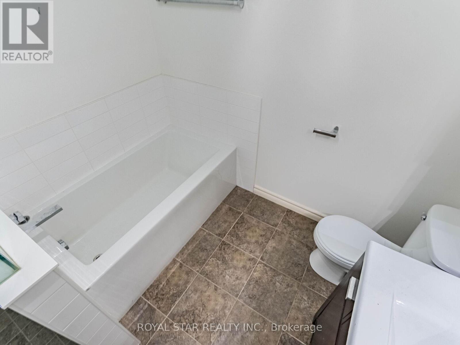 18 Woodside Square, Pelham, Ontario  L0S 1E4 - Photo 40 - X12466933