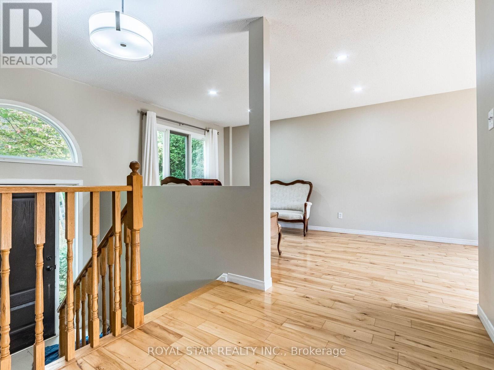 18 Woodside Square, Pelham, Ontario  L0S 1E4 - Photo 6 - X12466933
