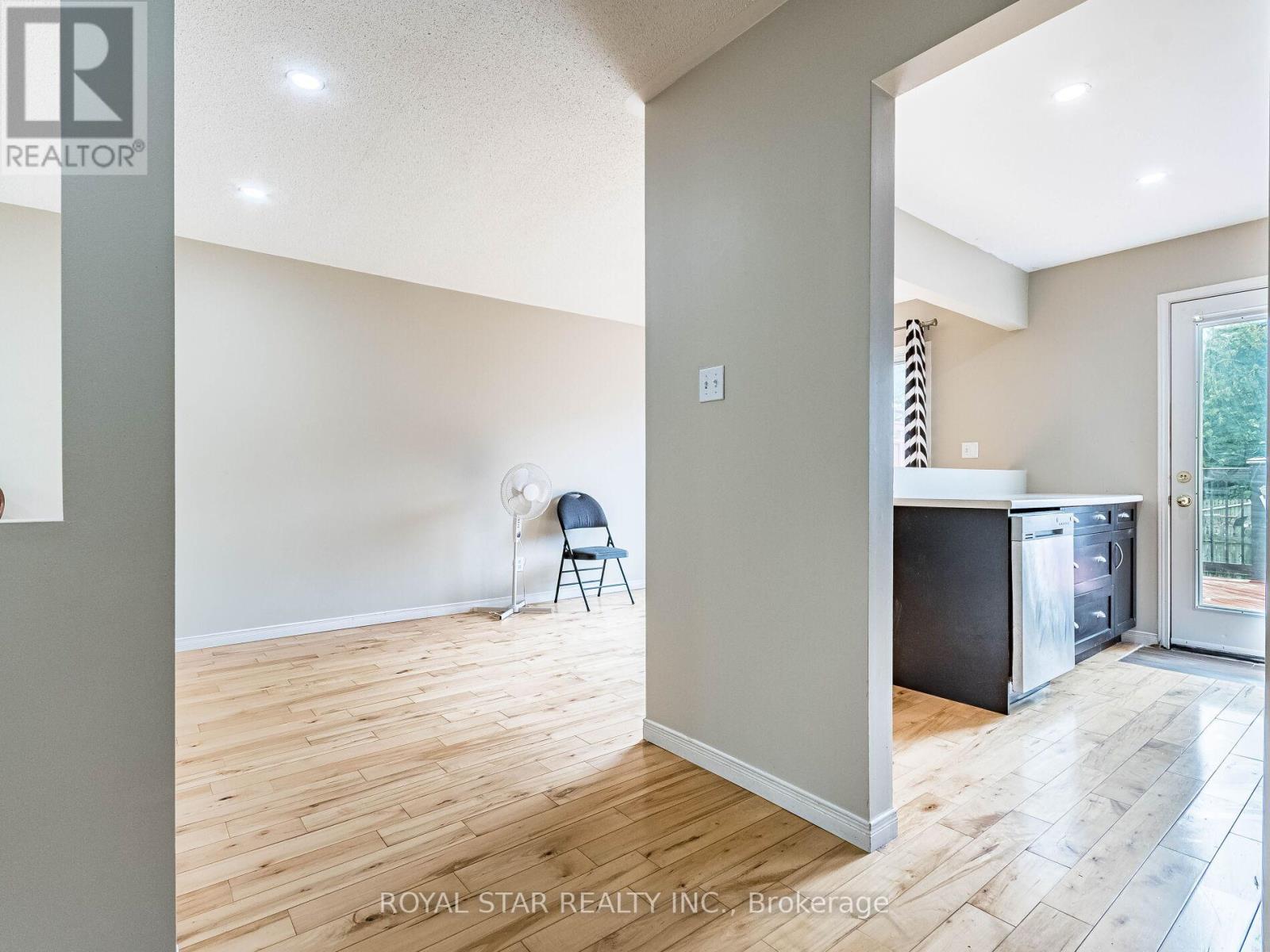 18 Woodside Square, Pelham, Ontario  L0S 1E4 - Photo 7 - X12466933