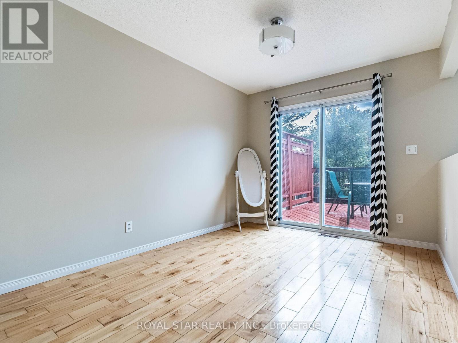 18 Woodside Square, Pelham, Ontario  L0S 1E4 - Photo 8 - X12466933