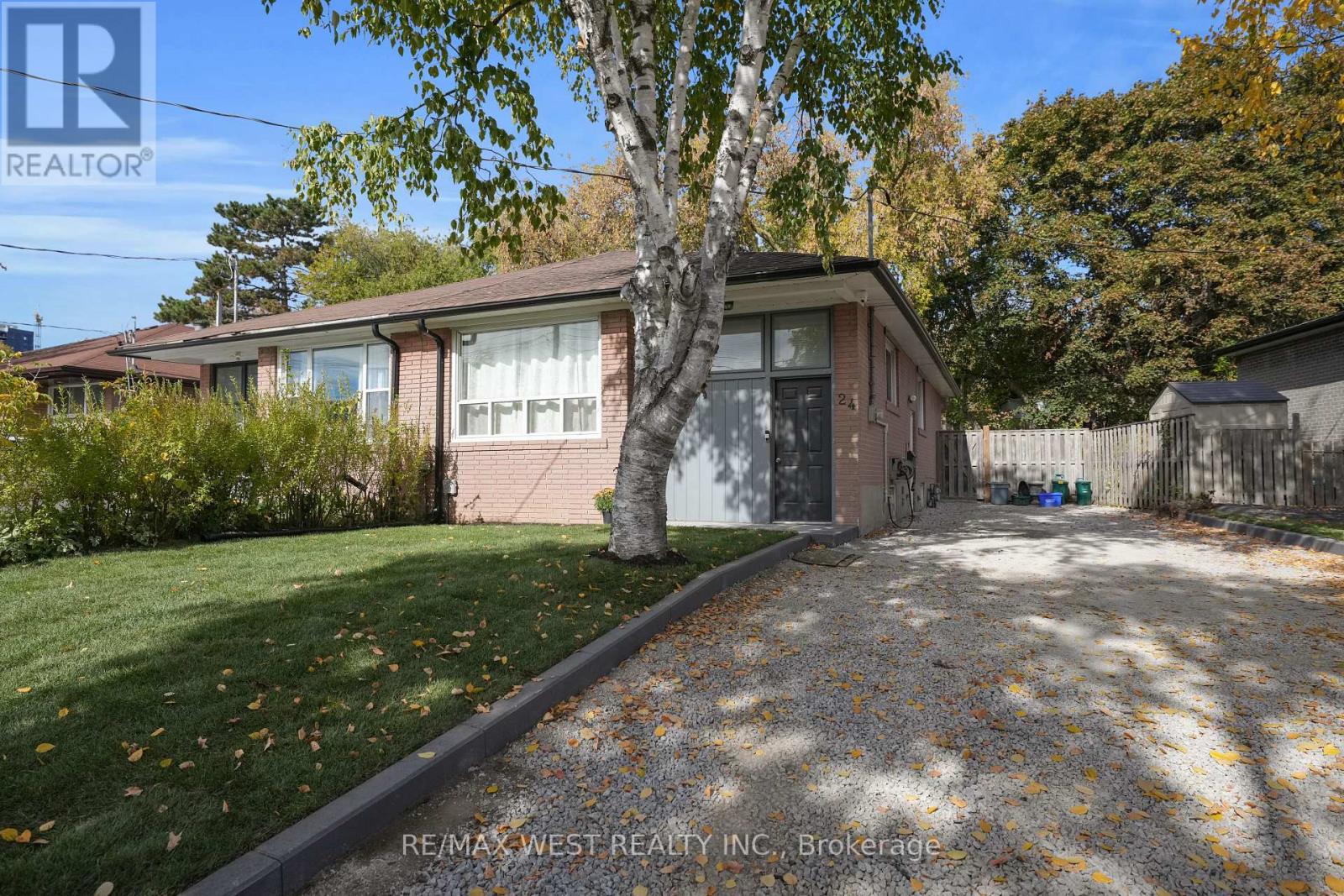 LOWER - 24 WALTER AVENUE, Newmarket, Ontario