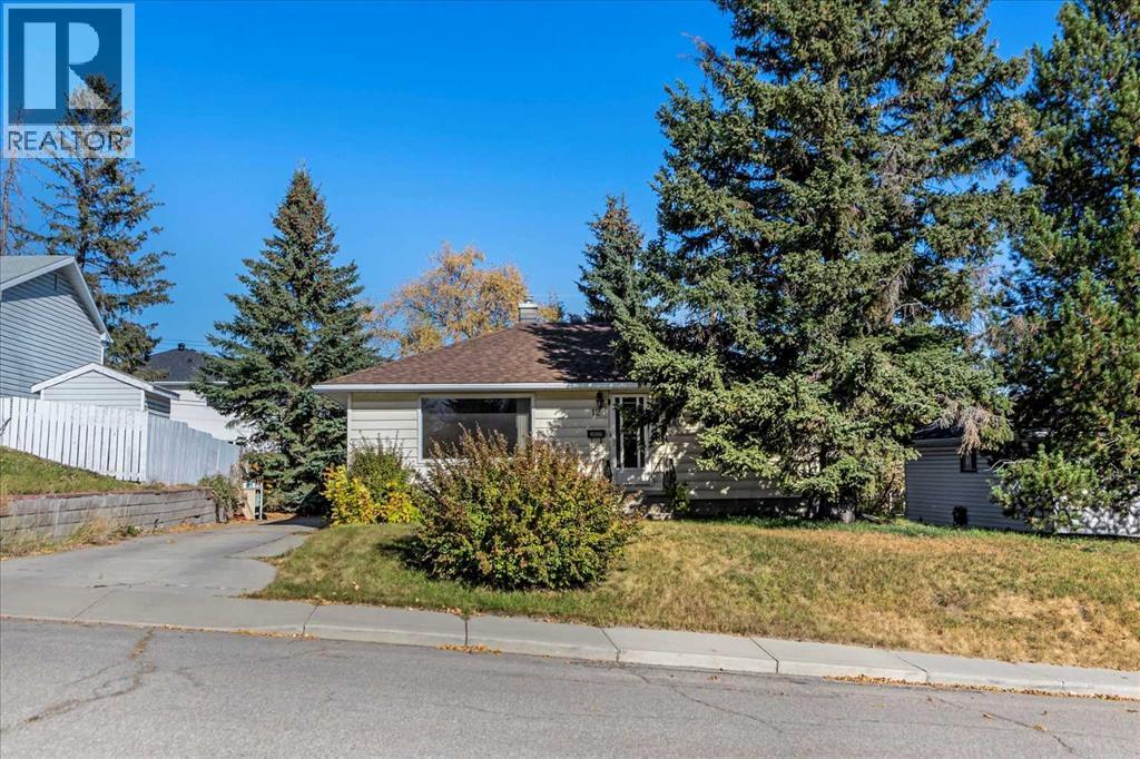 12 Thorncliffe Crescent Nw, Calgary, Alberta  T2K 3A9 - Photo 2 - A2264126