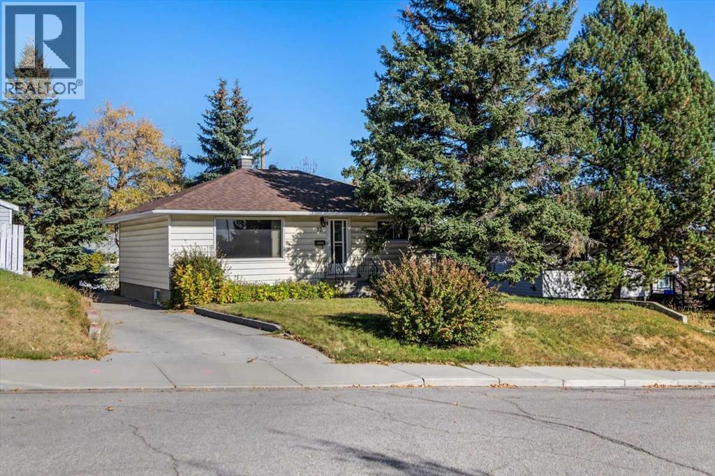 12 Thorncliffe Crescent Nw, Calgary, Alberta  T2K 3A9 - Photo 1 - A2264126