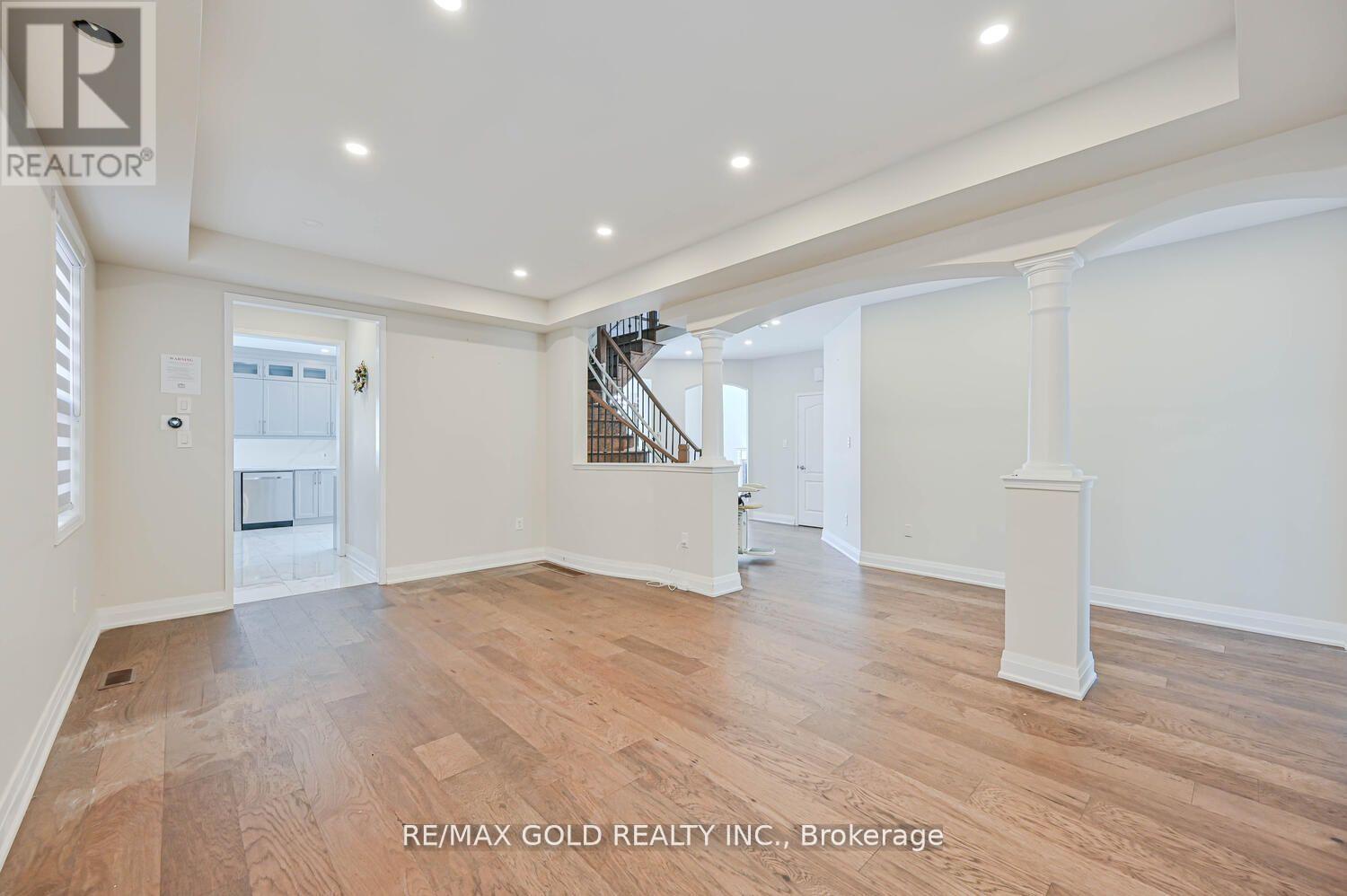 3 Freshspring Drive, Brampton, Ontario  L6R 3H6 - Photo 8 - W12466942
