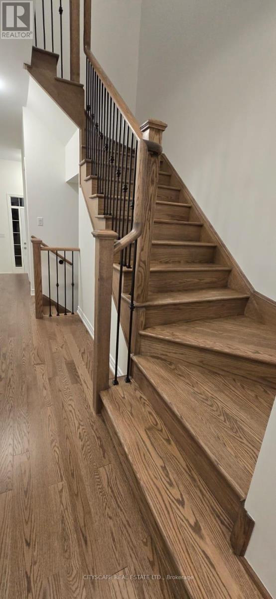 1136 Tanbark Avenue, Oakville, Ontario  L6H 8C4 - Photo 2 - W12466976