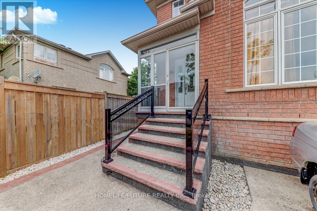 69 Heatherdale Drive, Brampton, Ontario  L7A 2H4 - Photo 3 - W12466983