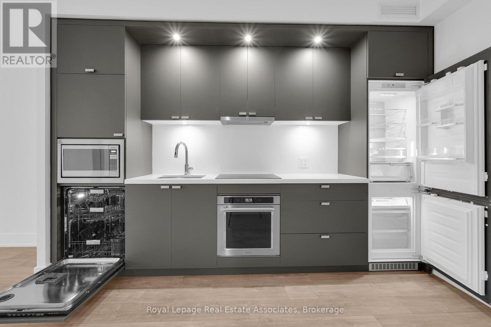 404 - 259 The Kingsway, Toronto, Ontario  M9A 0G2 - Photo 4 - W12467002