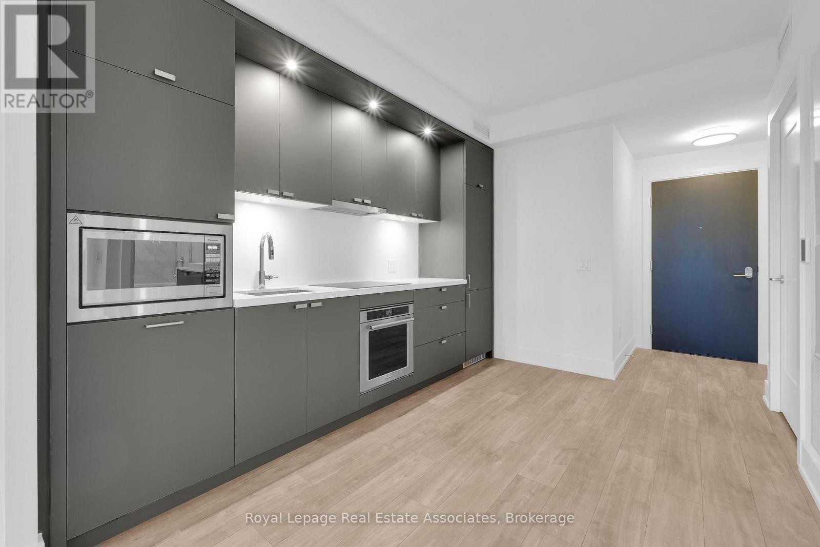 404 - 259 The Kingsway, Toronto, Ontario  M9A 0G2 - Photo 5 - W12467002