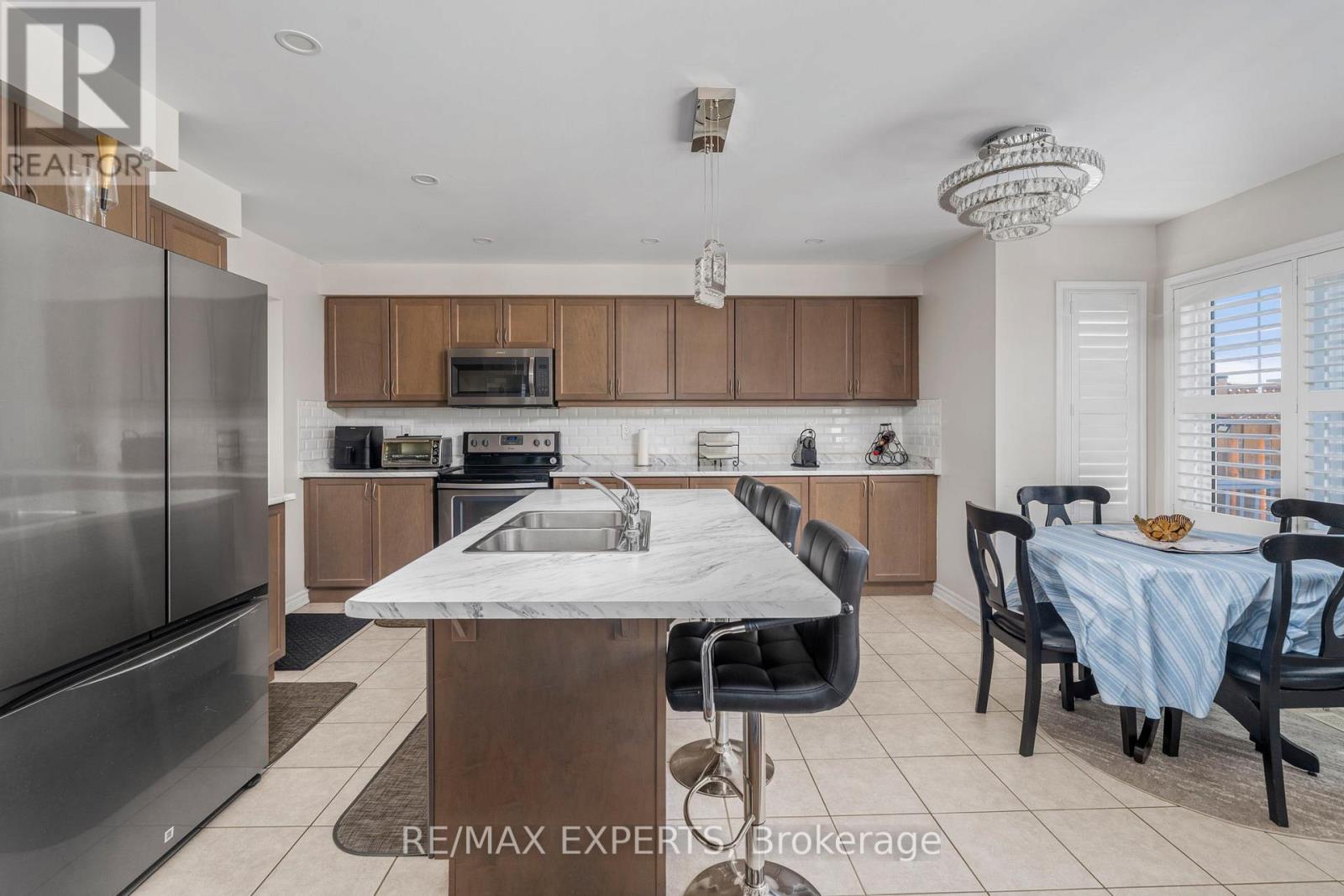 56 Donlamont Circle, Brampton, Ontario  L7A 4T5 - Photo 12 - W12467004