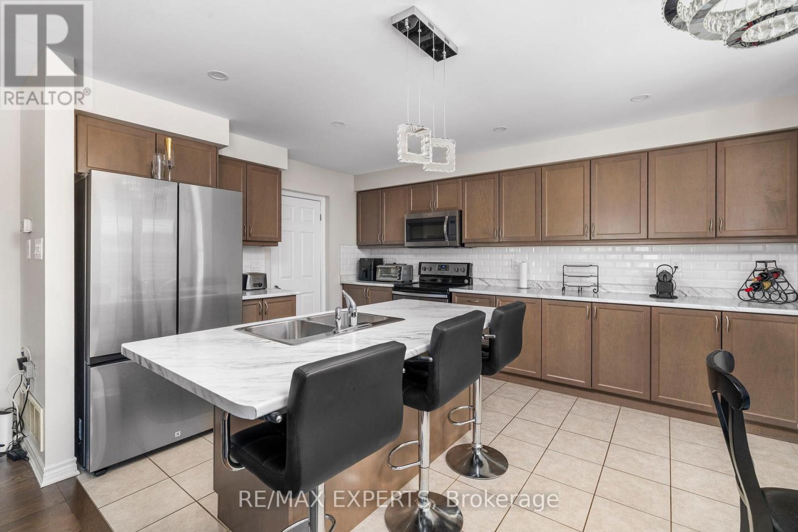 56 Donlamont Circle, Brampton, Ontario  L7A 4T5 - Photo 17 - W12467004