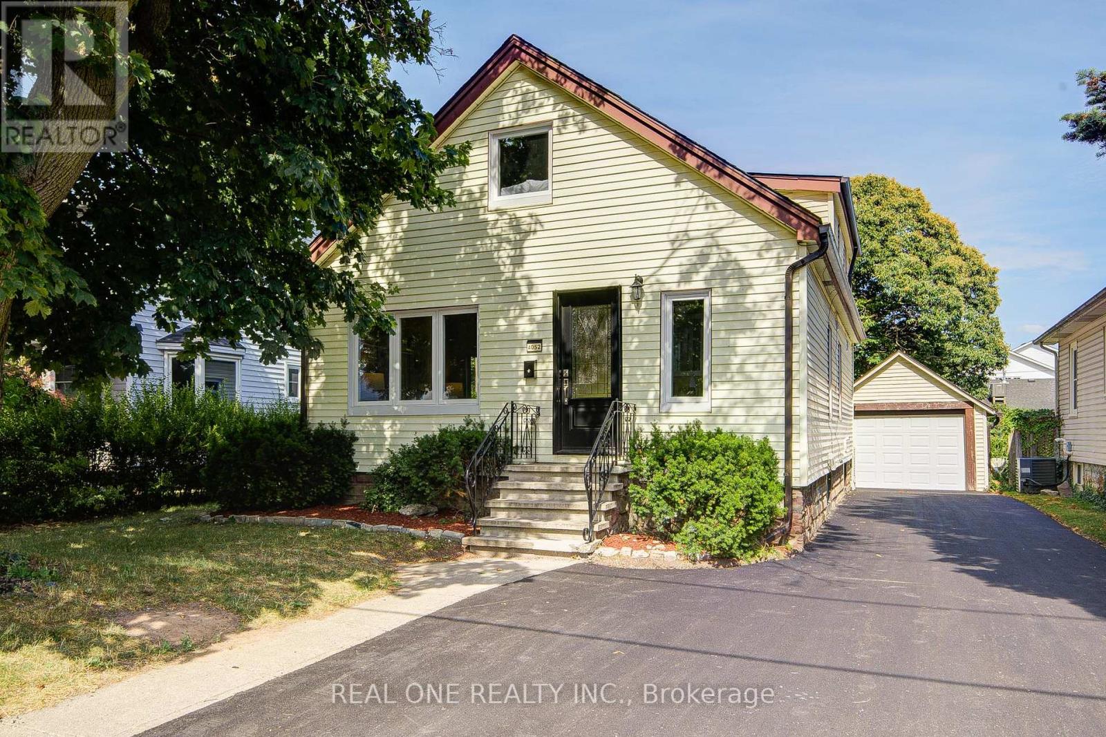 4052 Saint James Avenue, Niagara Falls, Ontario  L2E 6H6 - Photo 2 - X12425169