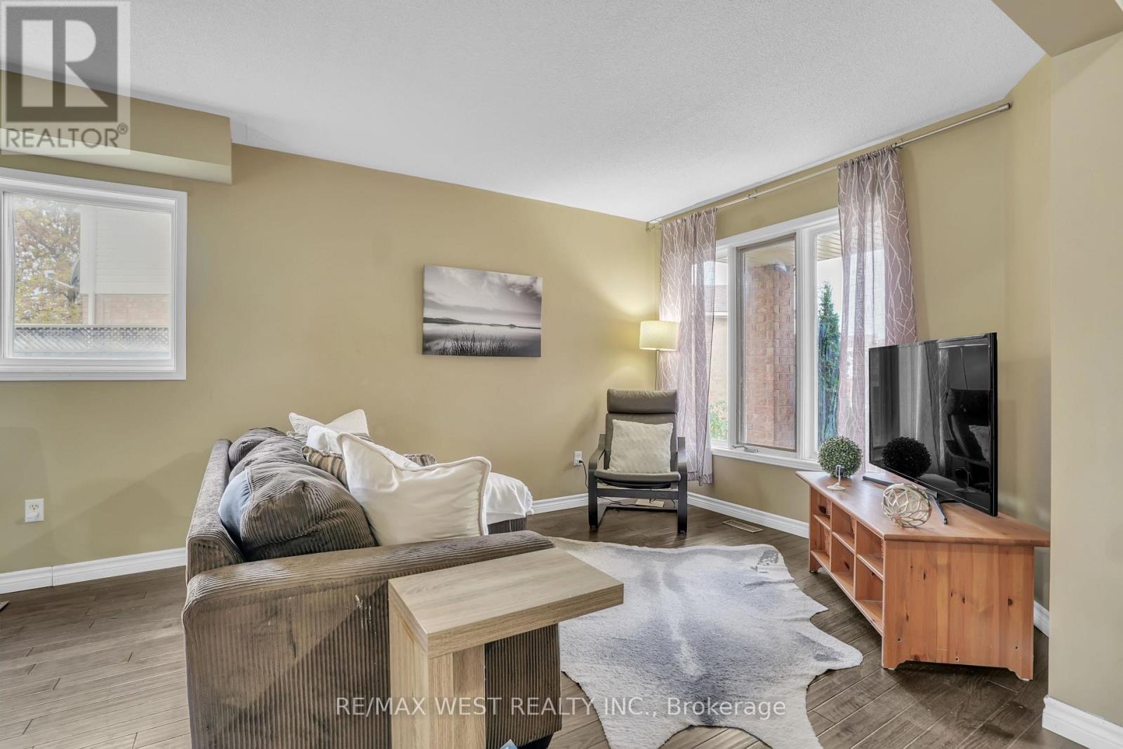 130 Pickett Crescent, Barrie, Ontario  L4N 8B9 - Photo 2 - S12467016