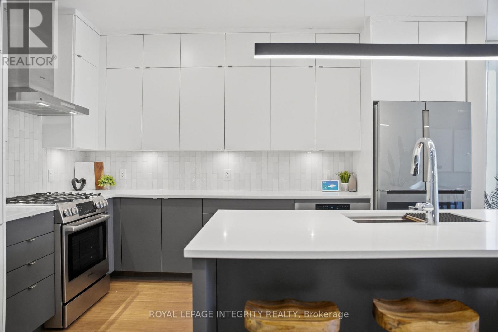 B - 574 Edison Avenue, Ottawa, Ontario  K2A 1V4 - Photo 11 - X12467087