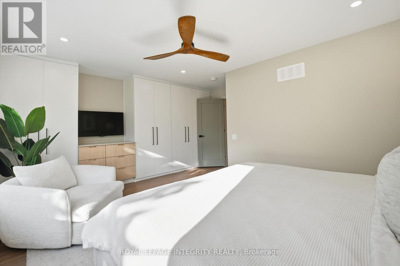 B - 574 Edison Avenue, Ottawa, Ontario  K2A 1V4 - Photo 25 - X12467087