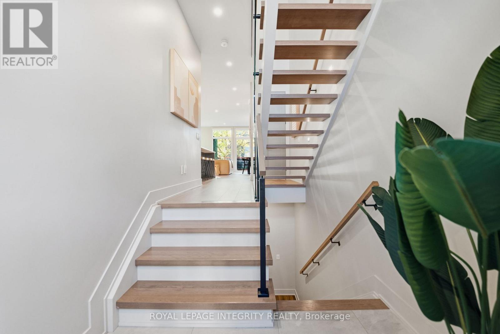 B - 574 Edison Avenue, Ottawa, Ontario  K2A 1V4 - Photo 3 - X12467087