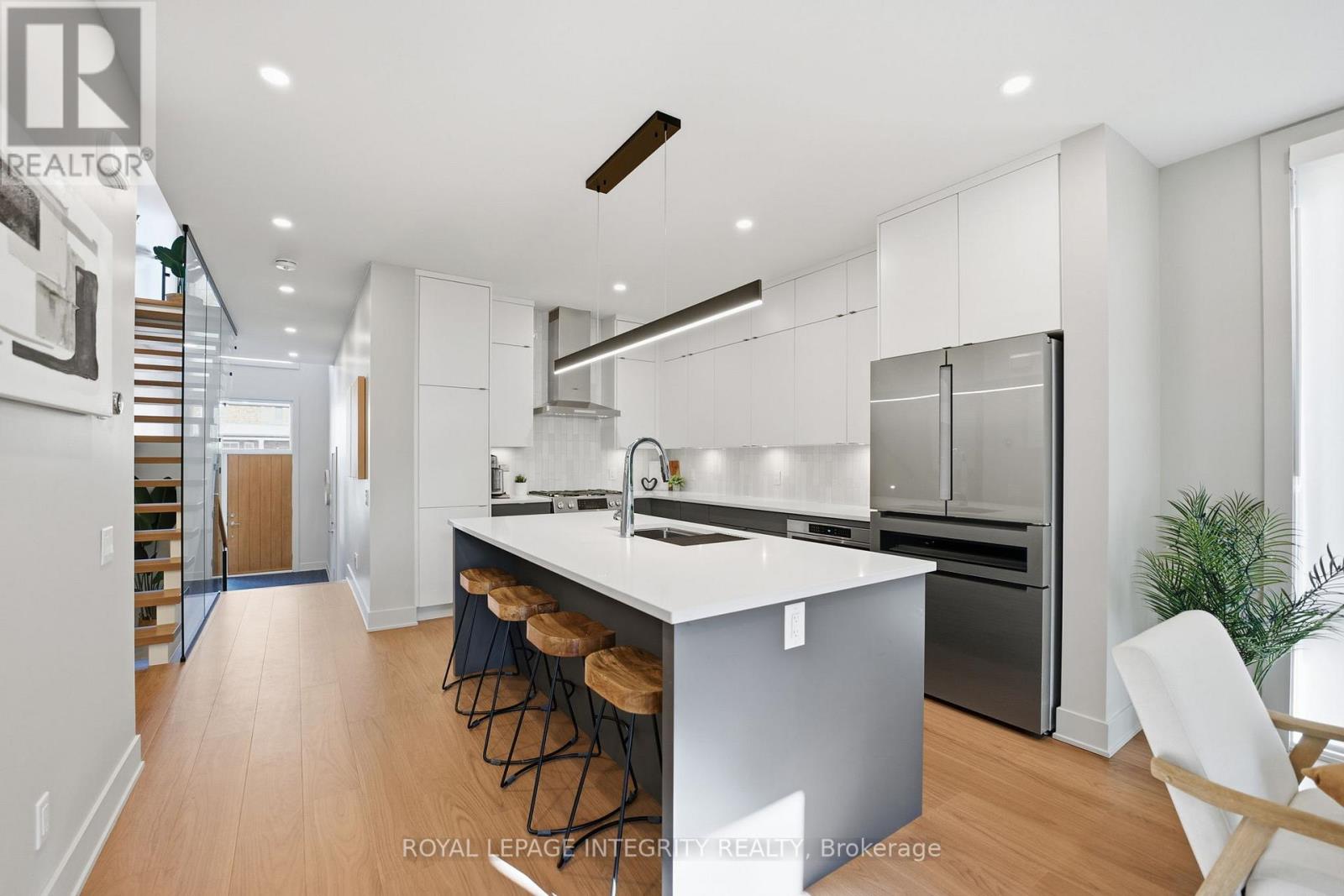 B - 574 Edison Avenue, Ottawa, Ontario  K2A 1V4 - Photo 6 - X12467087