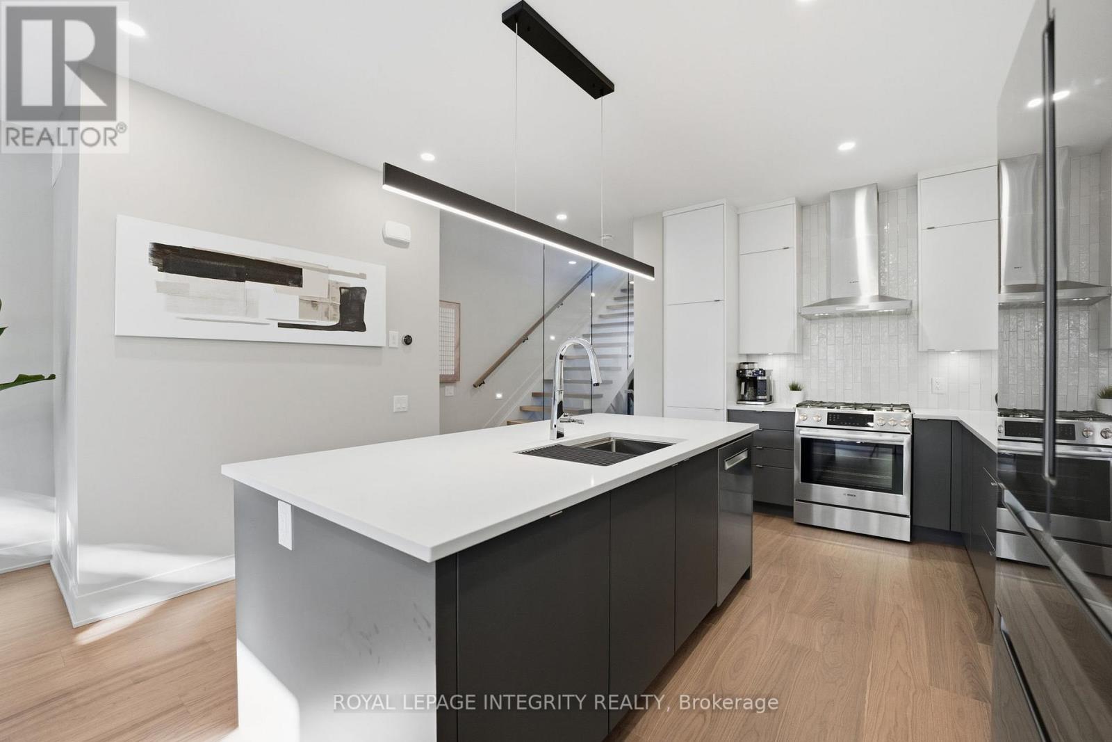 B - 574 Edison Avenue, Ottawa, Ontario  K2A 1V4 - Photo 7 - X12467087