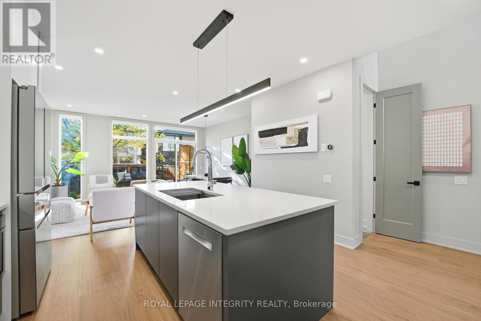 B - 574 Edison Avenue, Ottawa, Ontario  K2A 1V4 - Photo 8 - X12467087