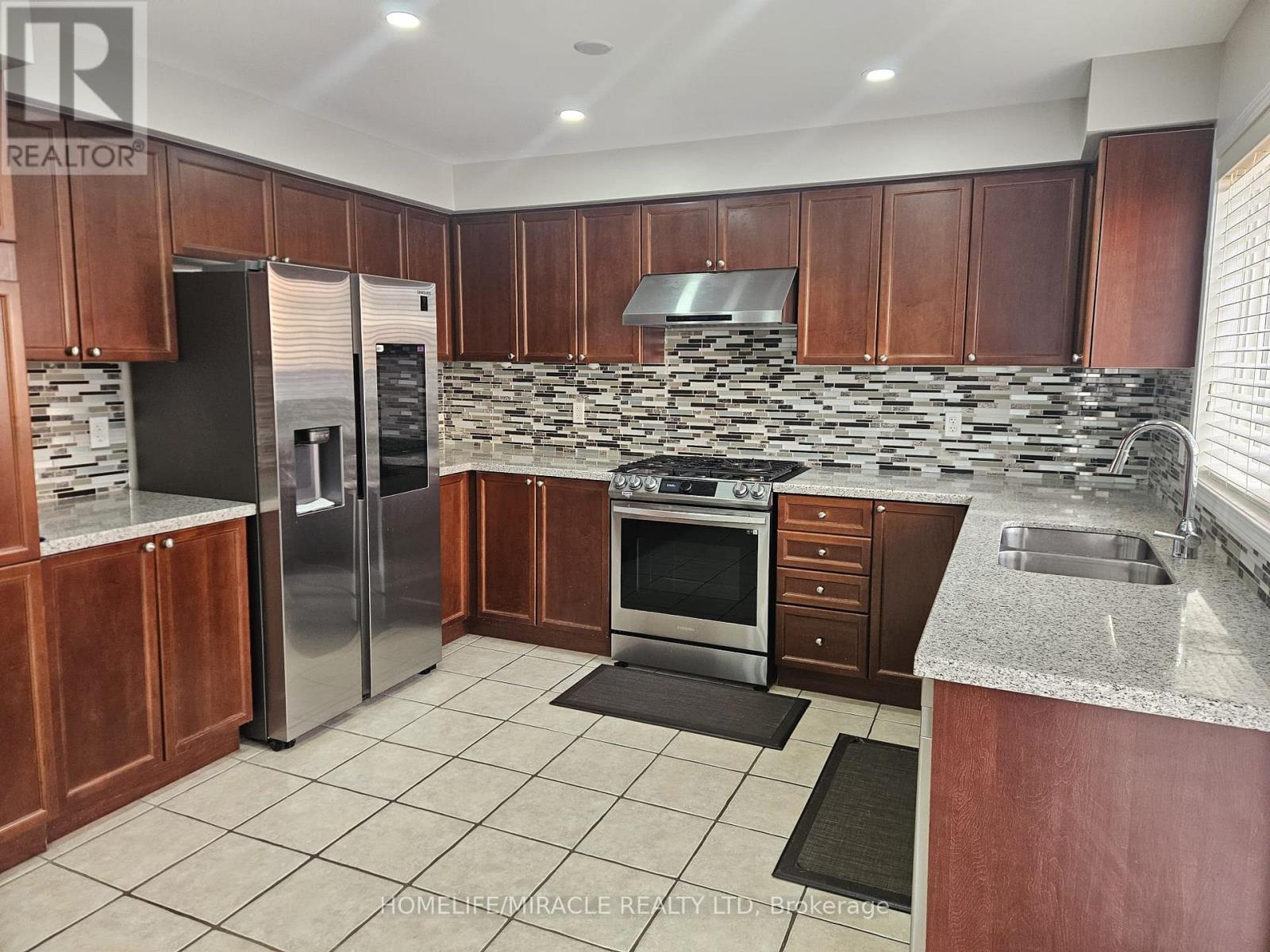 27 Pantano Place, Brampton, Ontario  L6X 0N6 - Photo 5 - W12467034