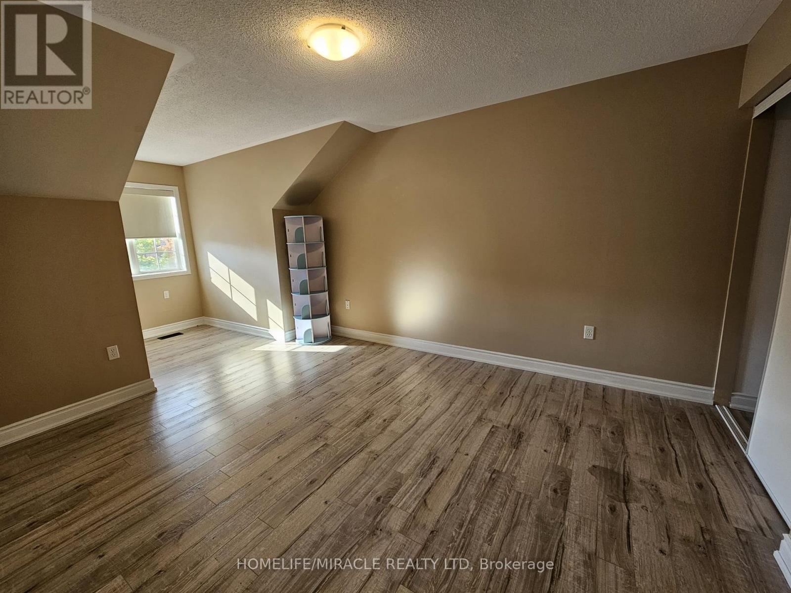 27 Pantano Place, Brampton, Ontario  L6X 0N6 - Photo 9 - W12467034
