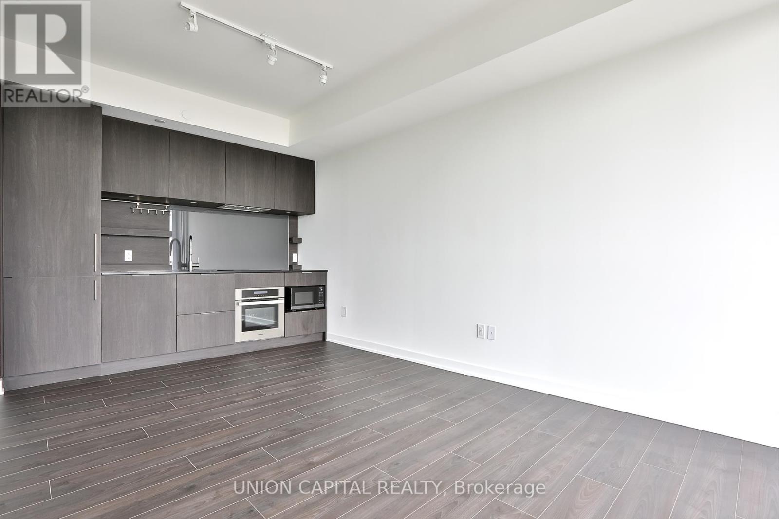 1002 - 28 Ann Street, Mississauga, Ontario  L5G 3G1 - Photo 7 - W12467066