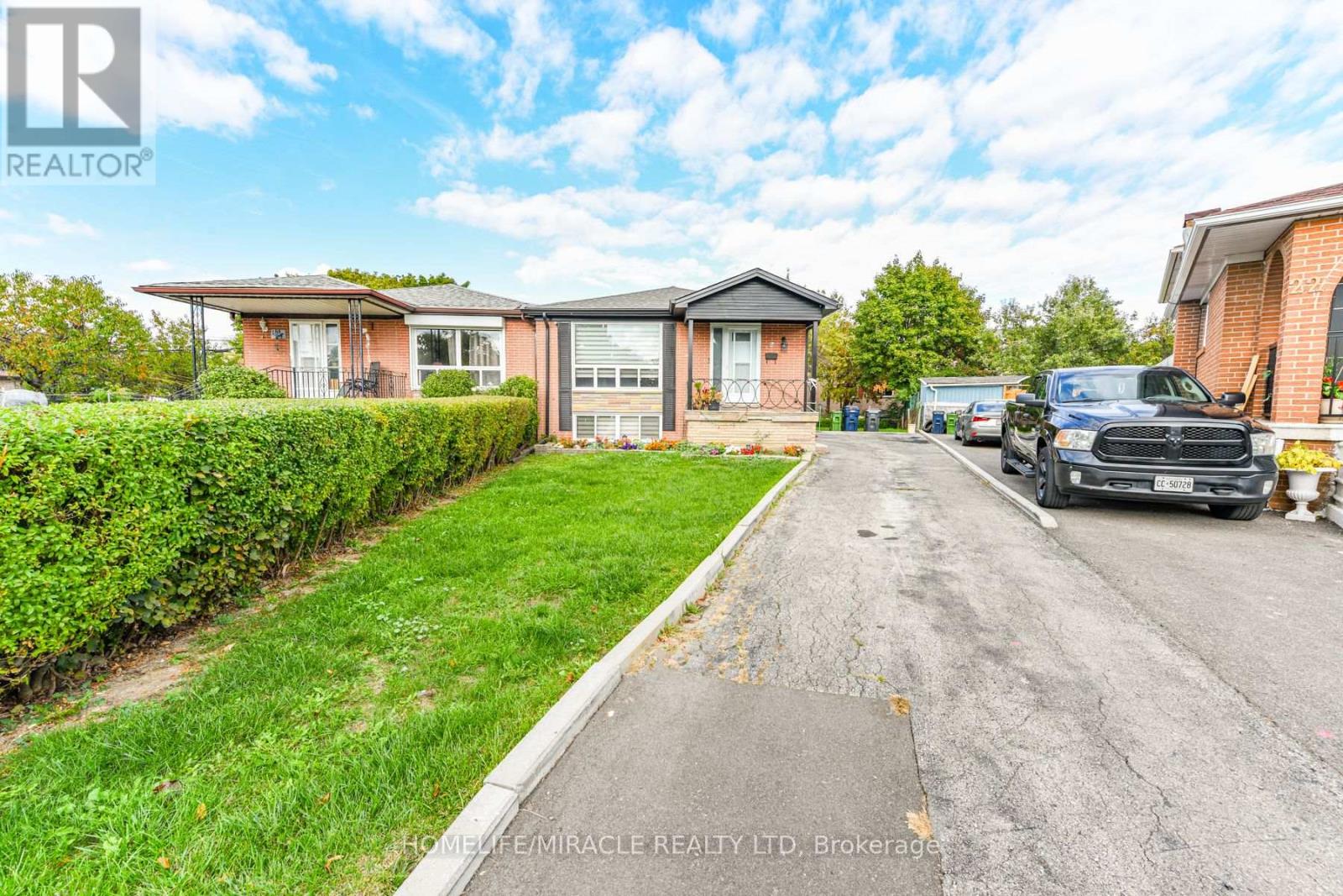 UPPER - 20 CHARNLEIGH COURT, Toronto, Ontario