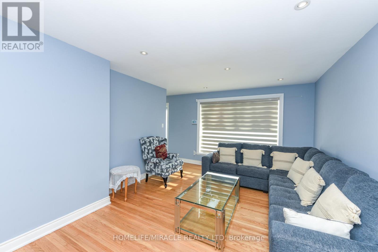 Upper - 20 Charnleigh Court, Toronto, Ontario  M9V 2A4 - Photo 11 - W12467112