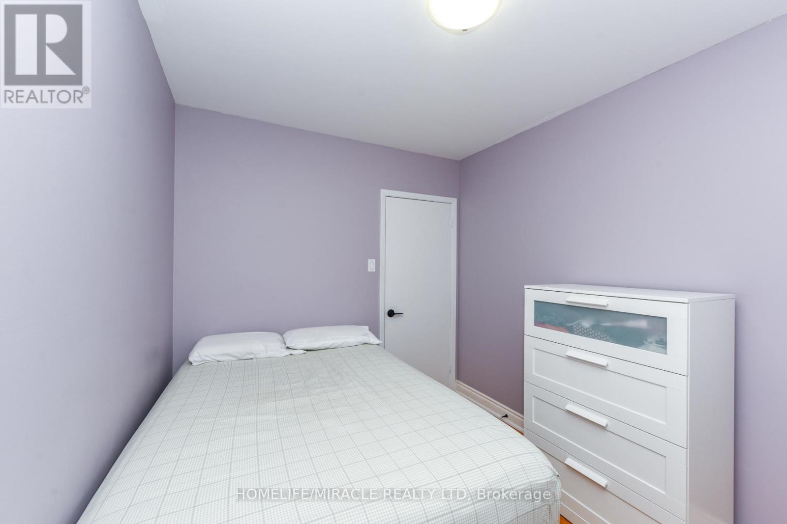 Upper - 20 Charnleigh Court, Toronto, Ontario  M9V 2A4 - Photo 15 - W12467112
