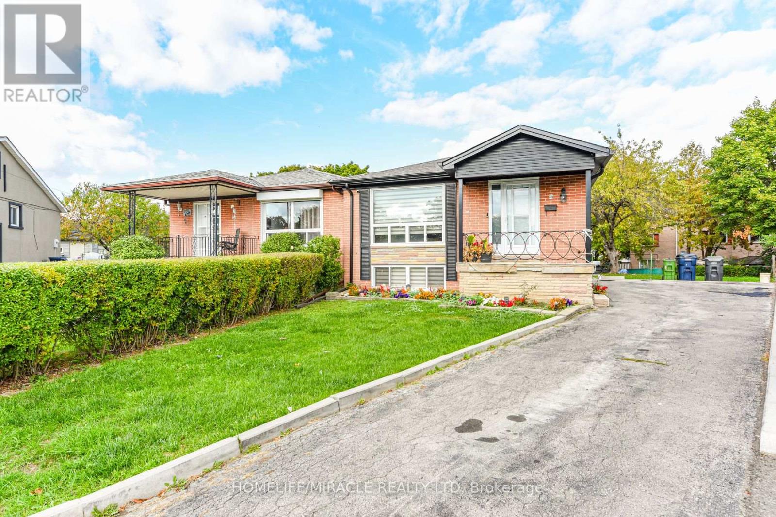 Upper - 20 Charnleigh Court, Toronto, Ontario  M9V 2A4 - Photo 2 - W12467112