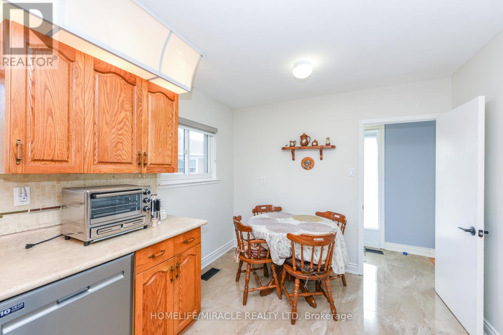 Upper - 20 Charnleigh Court, Toronto, Ontario  M9V 2A4 - Photo 4 - W12467112