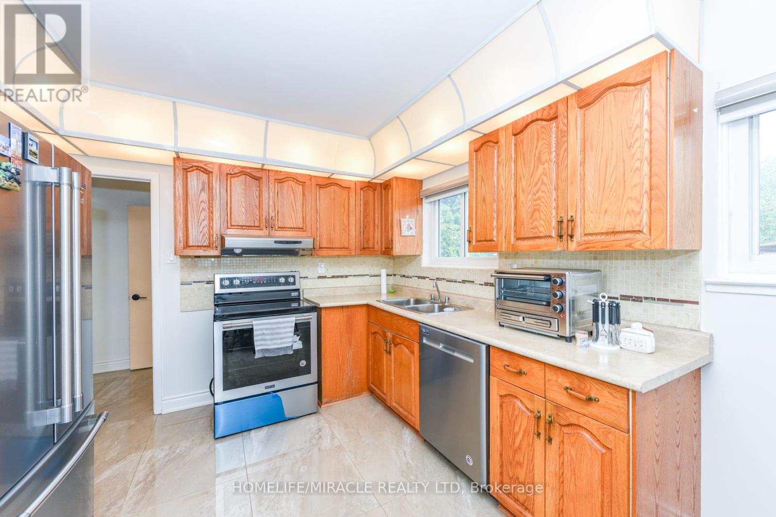 Upper - 20 Charnleigh Court, Toronto, Ontario  M9V 2A4 - Photo 5 - W12467112