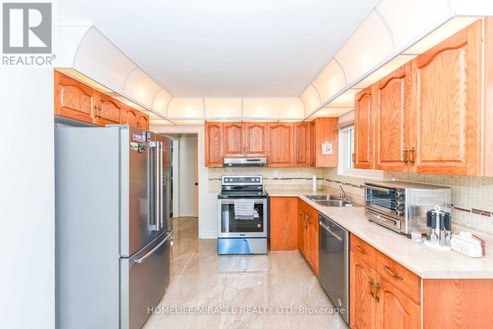 Upper - 20 Charnleigh Court, Toronto, Ontario  M9V 2A4 - Photo 7 - W12467112