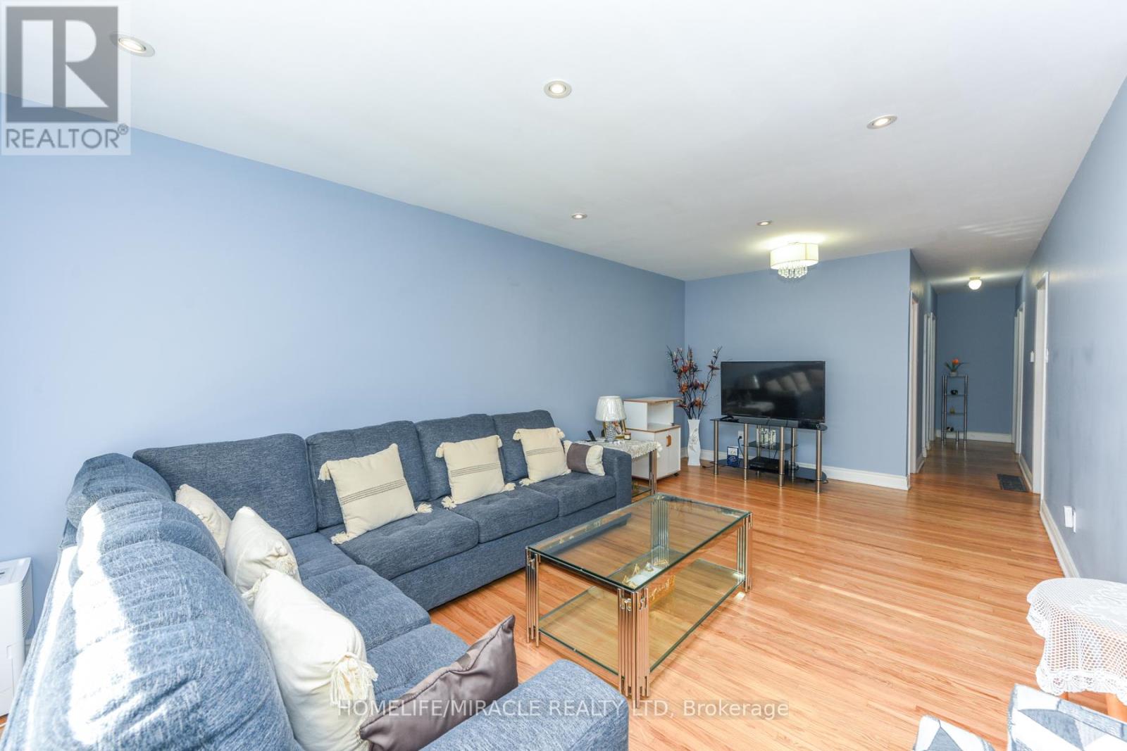 Upper - 20 Charnleigh Court, Toronto, Ontario  M9V 2A4 - Photo 9 - W12467112
