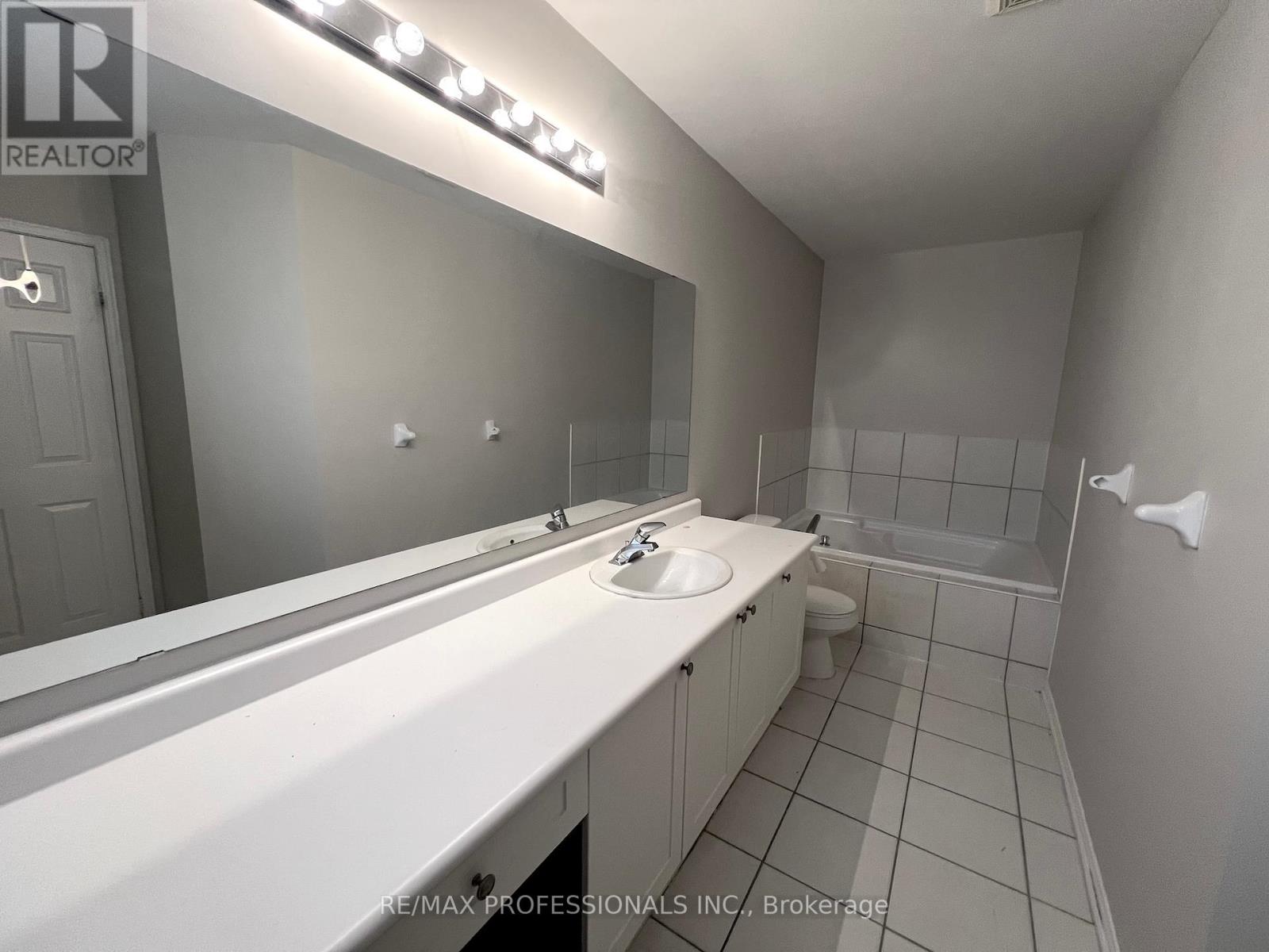 262 Gatwick Drive, Oakville, Ontario  L6H 7K3 - Photo 13 - W12416741