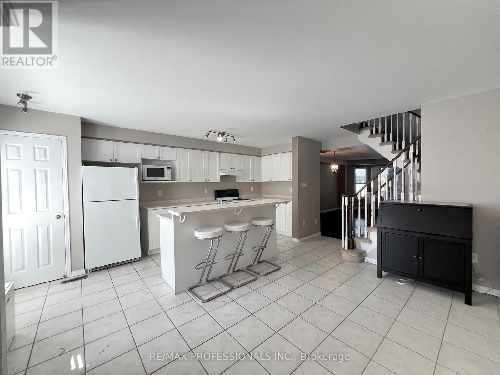 262 Gatwick Drive, Oakville, Ontario  L6H 7K3 - Photo 2 - W12416741