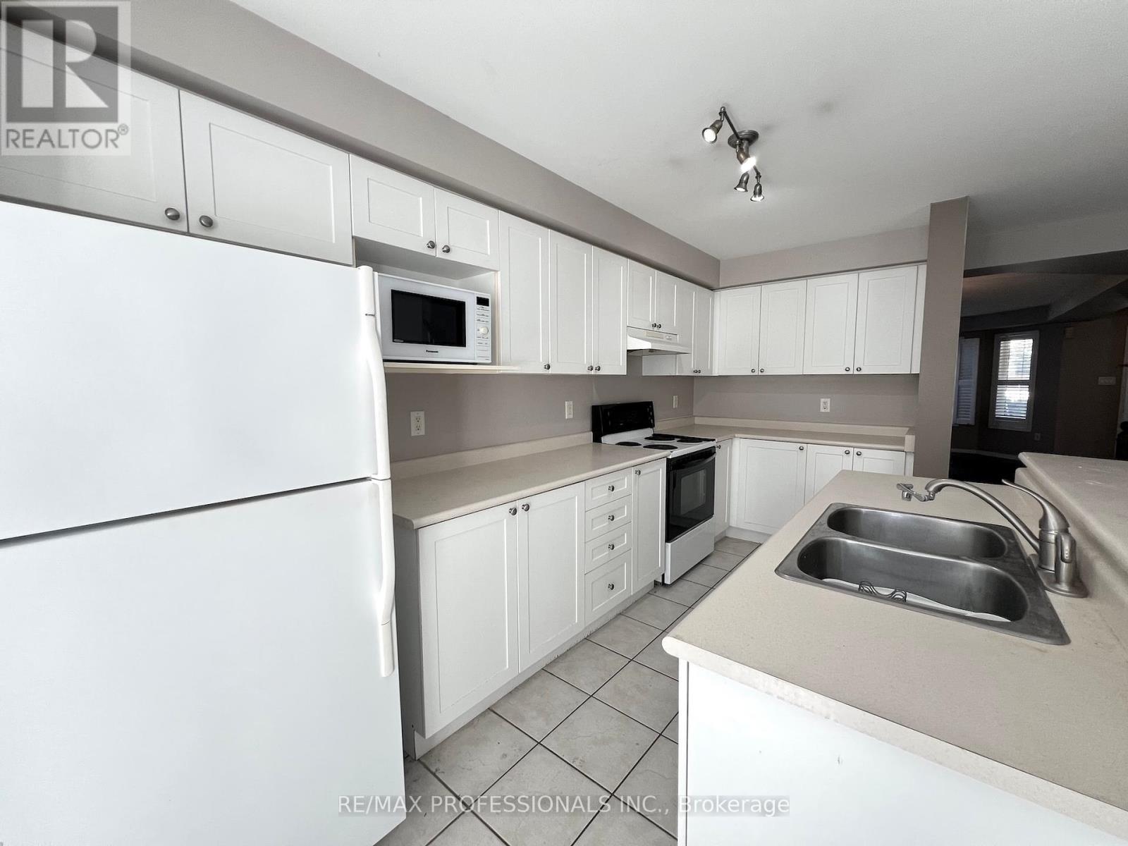 262 Gatwick Drive, Oakville, Ontario  L6H 7K3 - Photo 5 - W12416741