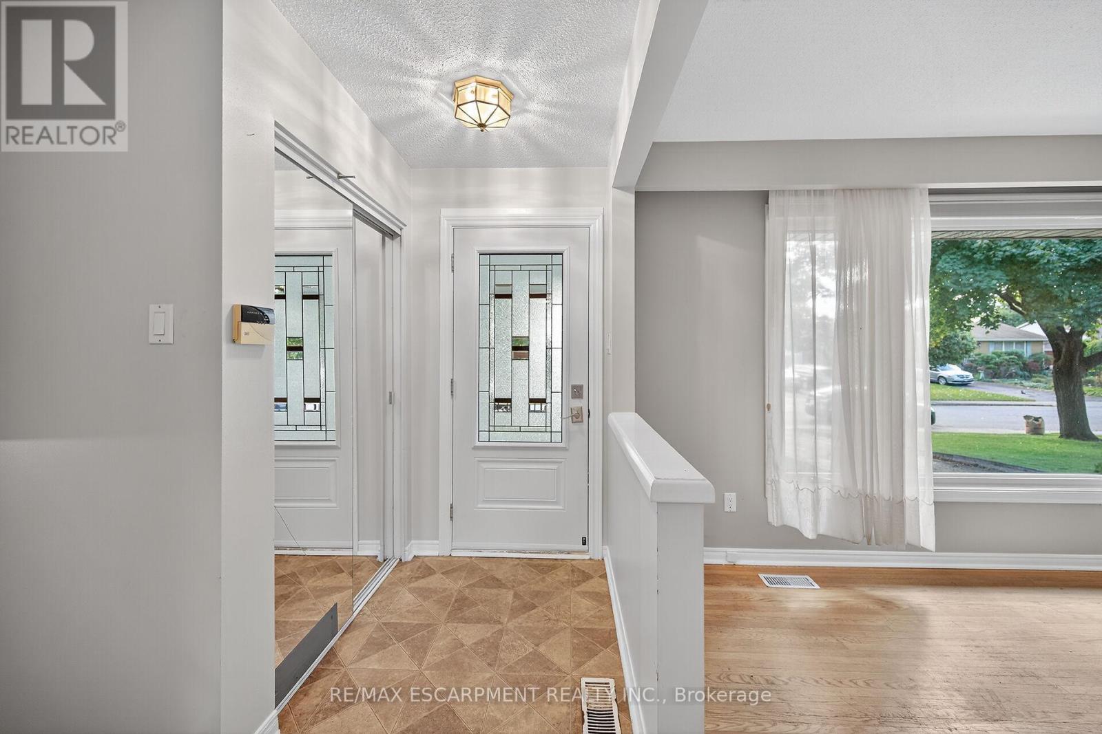6 Kirkland Avenue, Hamilton, Ontario  L8V 3V9 - Photo 7 - X12467100