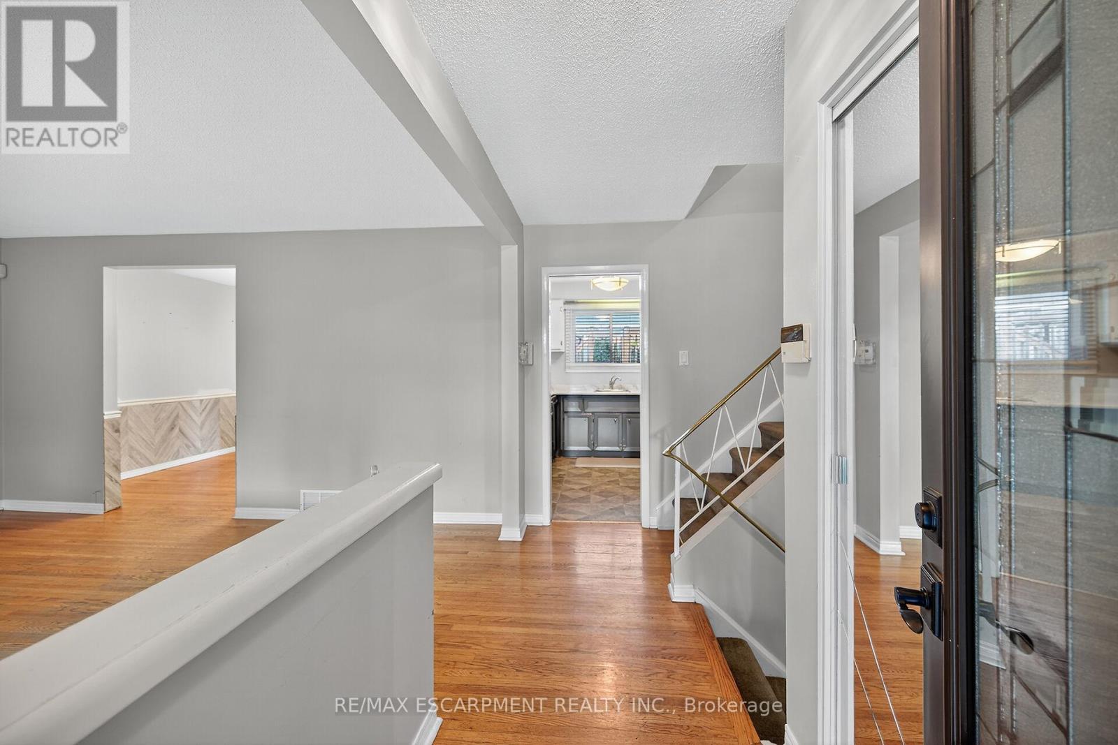 6 Kirkland Avenue, Hamilton, Ontario  L8V 3V9 - Photo 8 - X12467100