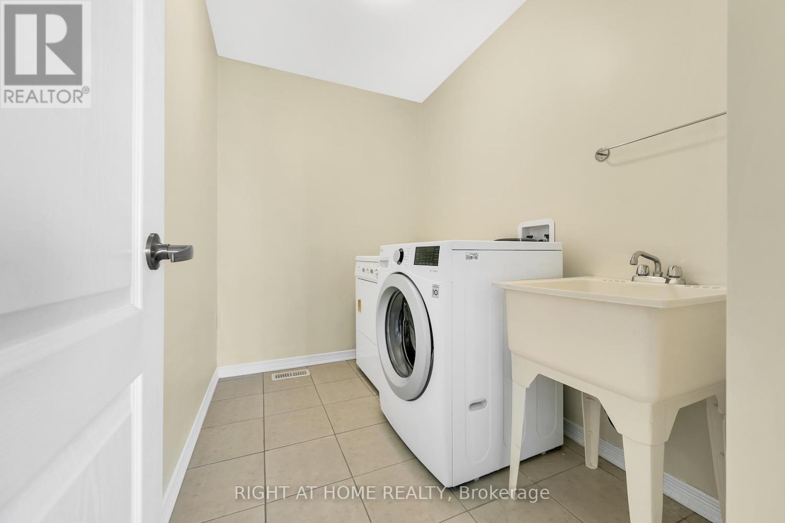 32 Mccargow Drive, Haldimand, Ontario  N3W 0C3 - Photo 30 - X12466801