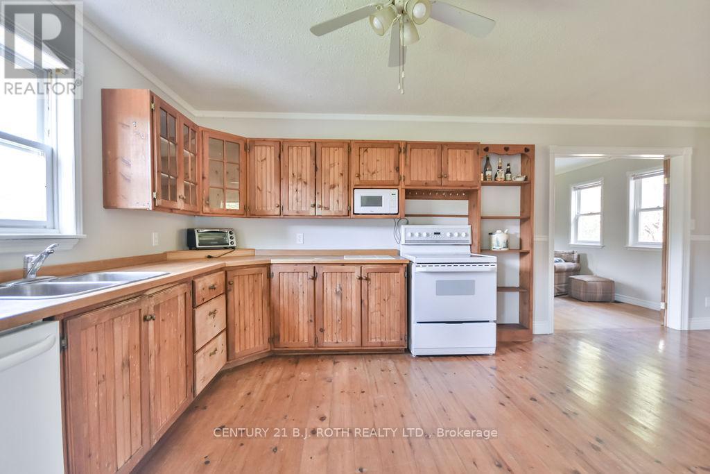 1048 Old North Road N, Huntsville (Chaffey), Ontario  P1H 2J4 - Photo 9 - X12398548