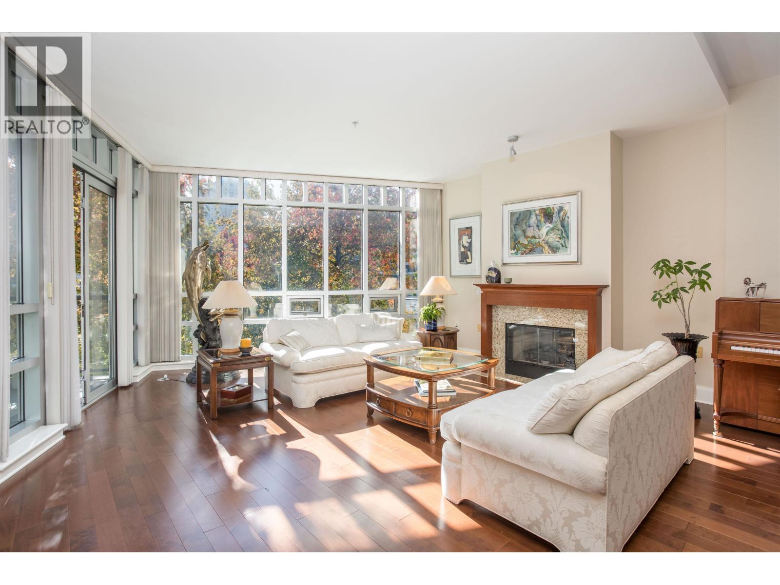 301 605 Clyde Avenue, West Vancouver, British Columbia  V7T 1C7 - Photo 2 - R3059314