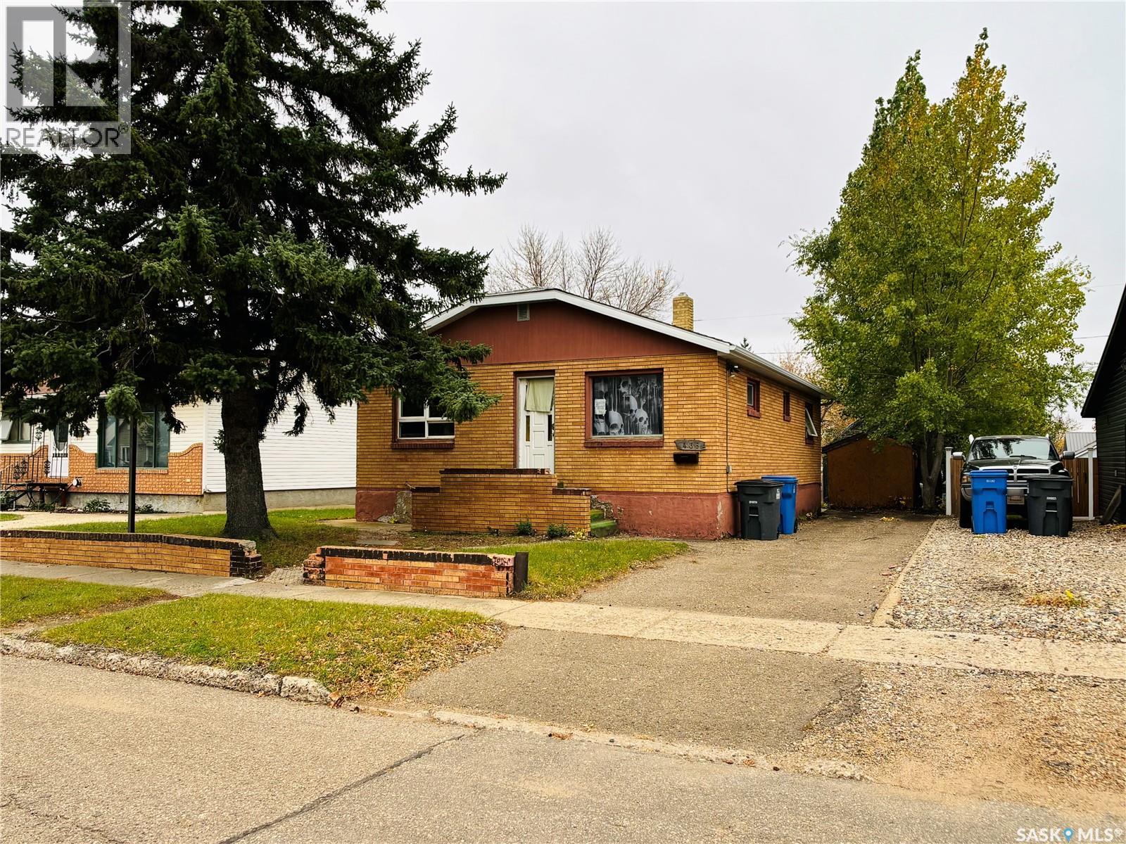 438 3rd Street, Estevan, Saskatchewan  S4A 0P2 - Photo 2 - SK020995